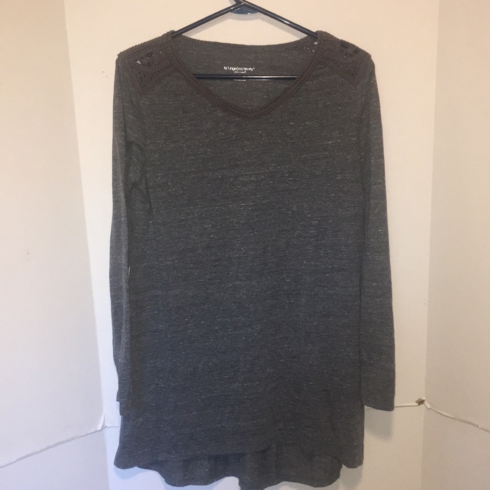 LIZ LANGE MATERNITY TOP WITH CROCHETED SHOULDERS TNIC NECK SIZE M.